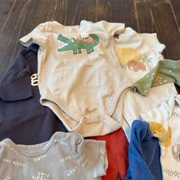 18 Baby Clothes Lot 0-3 Months Bodysuits Sleepers Onesies Neutral Patterns Mix - Picture 4 of 7